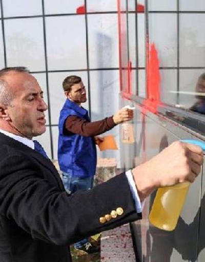 Protestocuların boyadığı camları Başbakan sildi