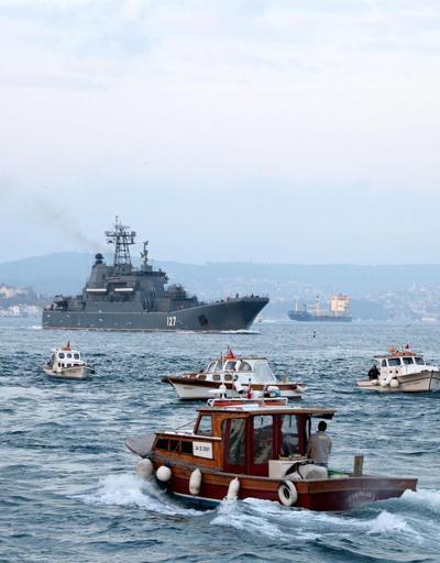 Silahlı askerlerin nöbet tuttuğu Rus savaş gemisi boğazdan geçti