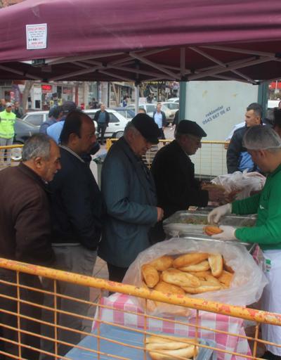 Karadeniz Uşakları etkinliğinde 5 bin kişiye ekmek arası hamsi