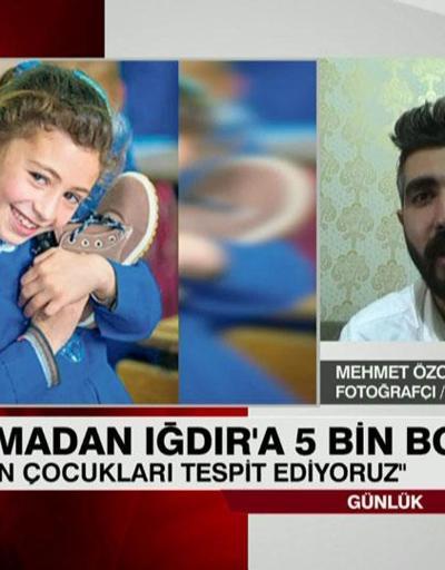 Atanamayan öğretmen Mehmet Özcan köy çocuklarının ayaklarını ısıtıyor