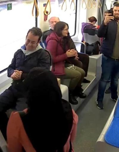 Tramvaydaki sosyal deneyi yolcular gerçek sandı