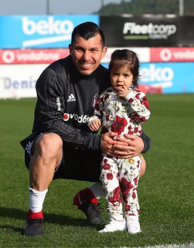 Beşiktaş derbi zaferi sonrası çoluk çocuk antrenmana çıktı