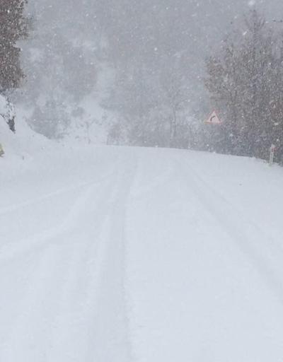 Bursada yoğun kar yağışı köy yollarını ulaşıma kapattı