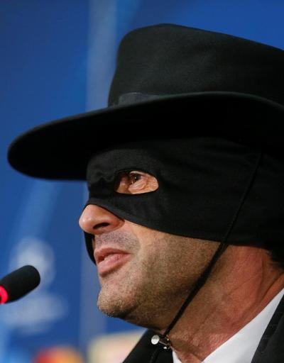 Adam sözünün eri: Şampiyonlar Ligi basın toplantısına Zorro kostümüyle çıktı