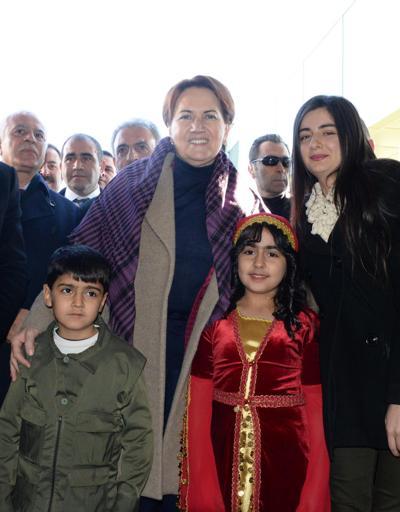 Meral Akşenere Diyarbakırda 3 dilli karşılama