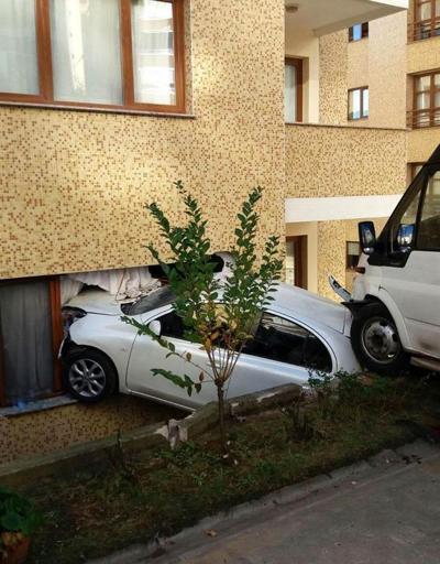 Minibüsün çarptığı park halindeki otomobil, evin odasına girdi