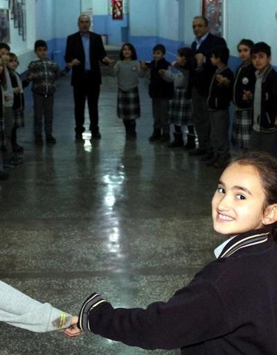 Erzurumun soğuğuna okulda halaylı teneffüs çözümü