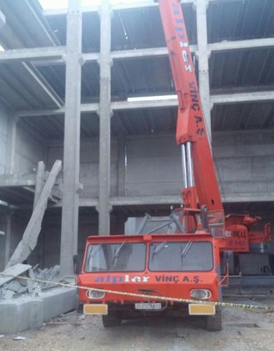 İzmirde inşaatta çökme: 1 ölü, 1 yaralı