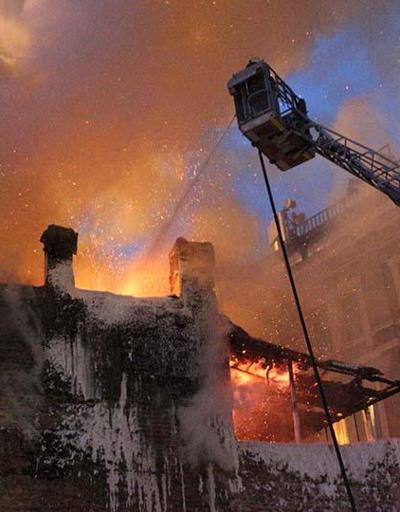 3 katlı eski bina alev alev yandı