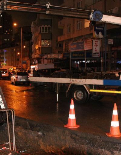 İstanbulun göbeğinde üç araç çukura düştü