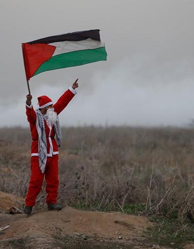 Filistinli Noel Baba, İsrail askerlerini taşladı
