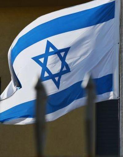 Yahudi yerleşimciler camiye İsrail bayrağı astı
