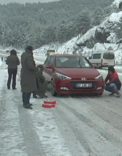 Kar yağışı Antalyada yolları kapattı