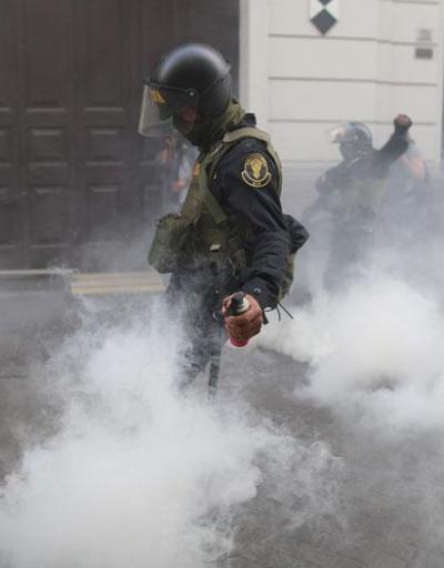Peruda Fujimori öfkesi: Protestocular polisle çatıştı