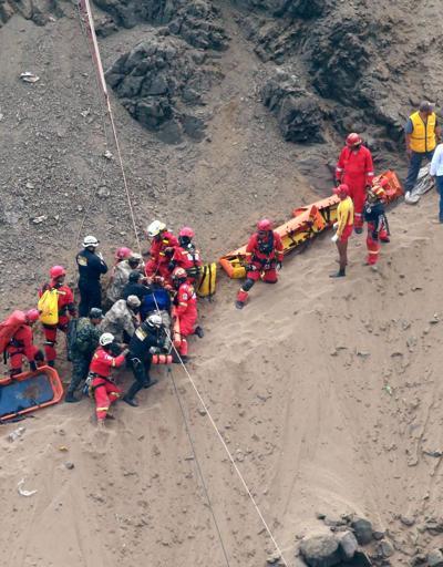 Peruda bir otobüs uçuruma devrildi: En az 36 ölü var