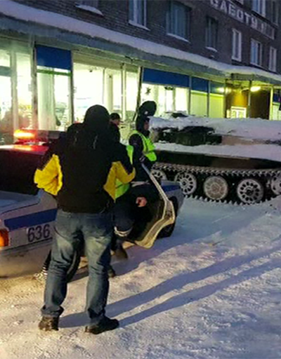 Rusyada sarhoş sürücü tank çalıp market soydu