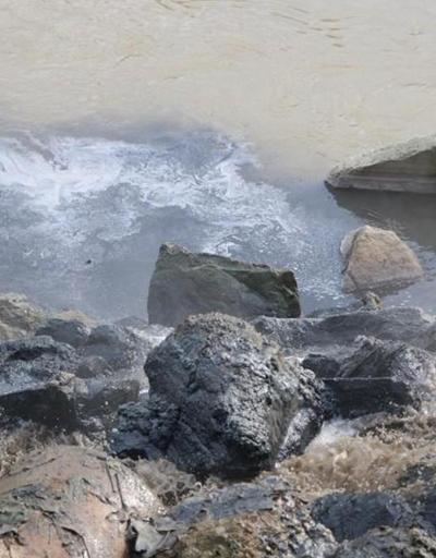 Kimyasal atık Sakarya Nehrini siyaha bürüdü