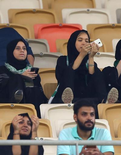 Suudi kadınlar ilk kez bir maçı statta izledi