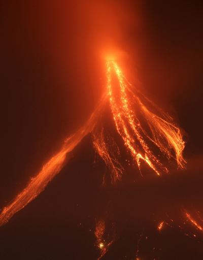Mayon lav püskürtmeye başladı