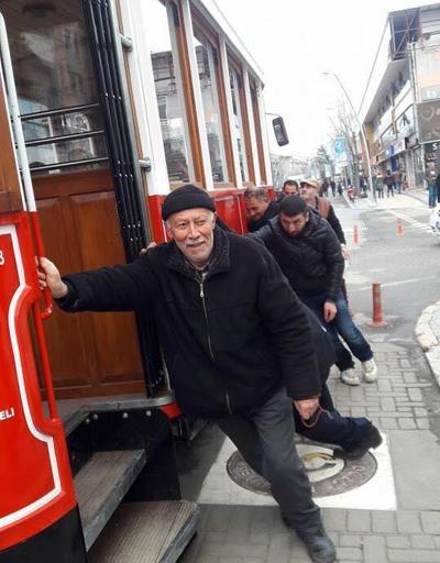 Nostaljik tramvay yolda kaldı, vatandaş iterek trafiği açtı