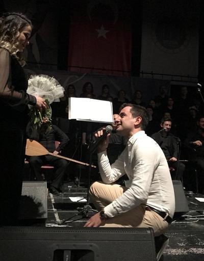 Koroda flüt çalan kadına sahnede büyük sürpriz