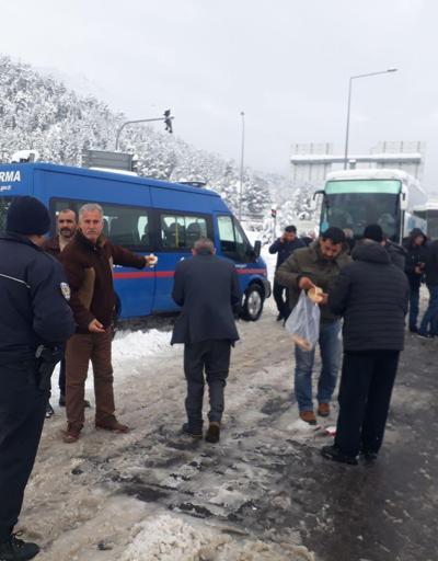 Kar Adanada yol kapattı