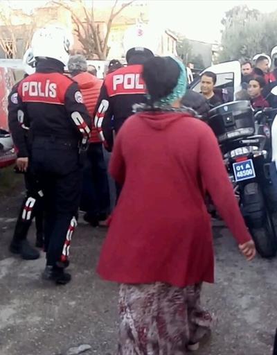 Adanada polis aracına taş ve sopalarla saldırdılar
