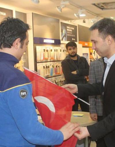 Ülkü Ocaklarından esnafa Türk bayrağı dağıttı