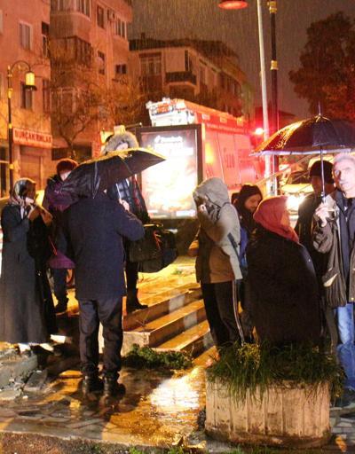 Son Dakika... İstanbulda toprak kayması: Bina sakinleri tahliye edildi