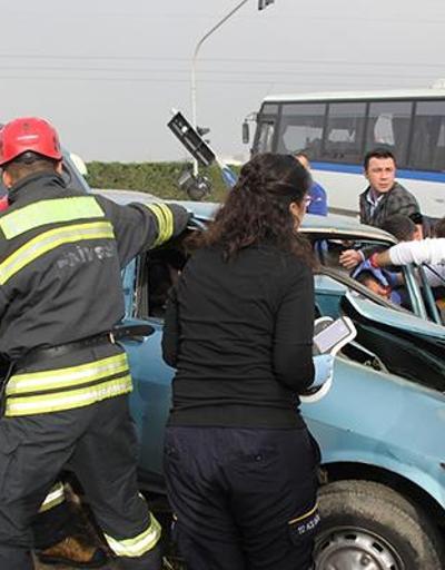 Manisada otomobil ile minibüs çarpıştı: 1 ölü, 2 yaralı