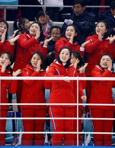 Kuzey Koreli ponpon kızların arasında kaldı