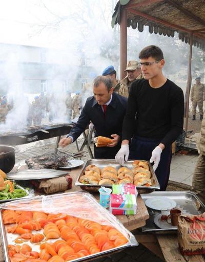 Tunceli Valisi, Mehmetçike İstanbuldaki ünlü restorandan et getirtip mangal başına geçti