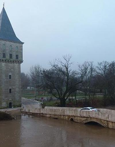 Yağışlarla taşan Tunca Nehrinin debisi düşüşe geçti