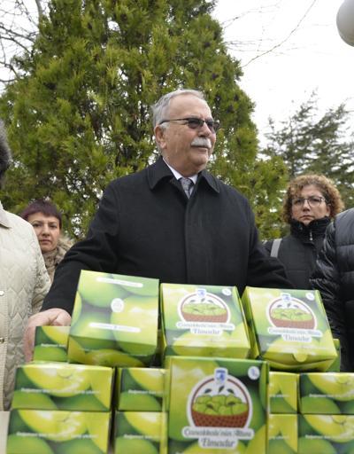 CHPli belediyeye öğrencilere elma dağıtma izni verilmedi