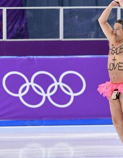 Kış Olimpiyatlarında şok: Piste atladı soyunmaya başladı