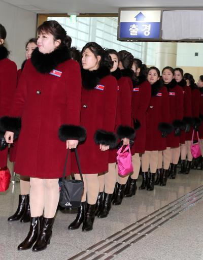 Kuzey Koreli ponpon kızlar giderken de hizayı bozmadı
