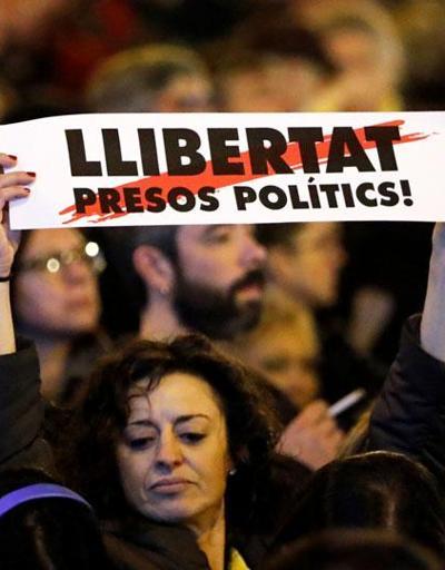 Kral Felipe Barcelonada Katalanlar tarafından protesto ile karşılandı