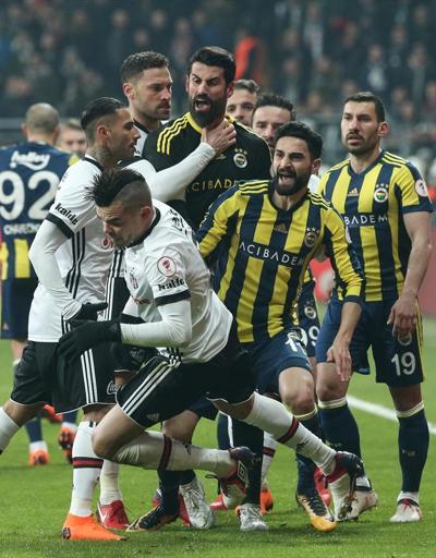 Beşiktaş - Fenerbahçe maçında ortalık karıştı