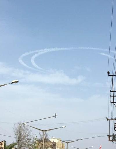 Türk savaş uçakları gökyüzüne hilal çizdi