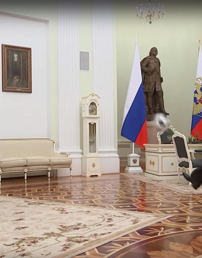Putin Kremlinin misafir odasında top oynadı
