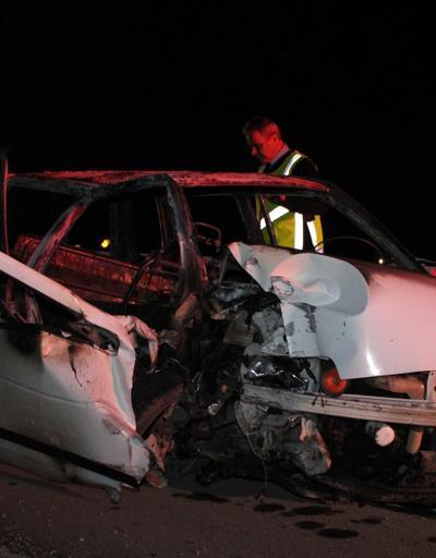 Trafik kazası sonrası araç alev alev yandı, bir aile son anda kurtuldu