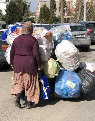 65 yaşındaki evsiz Bedriye Doğan, kağıt toplayarak geçiniyor