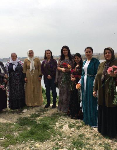 HDPli Dilek Öcalandan Fırat Nehrine 8 Mart karanfili