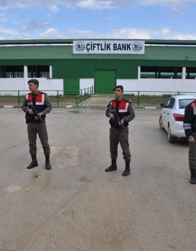 Jandarma Özel Harekat Çiftlik Bank önünde