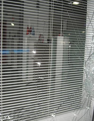 Ziraat Bankasının Yunanistan şubesine taşlı saldırı
