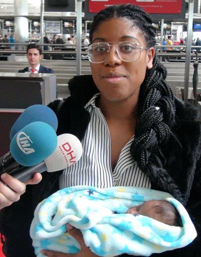 Otelde kendi başına doğum yapan ABDli kadın ülkesine döndü