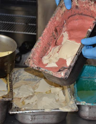 Ruhsatsız üretim yapılan pastanede mide bulandıran görüntüler