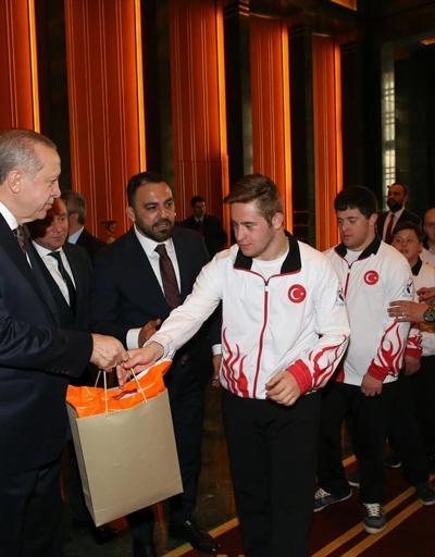 Cumhurbaşkanı Erdoğan ve özel sporcular Beştepe koridorlarında futbol oynadı