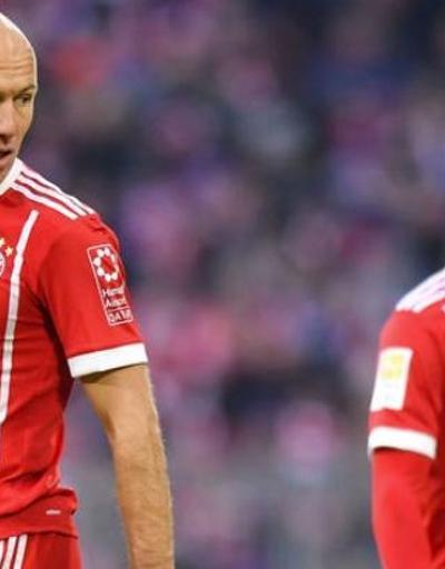 Robben ve Ribery masaya oturuyor