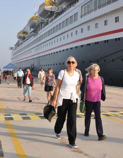 858 kişi taşıyan dev turist gemisi Aydında